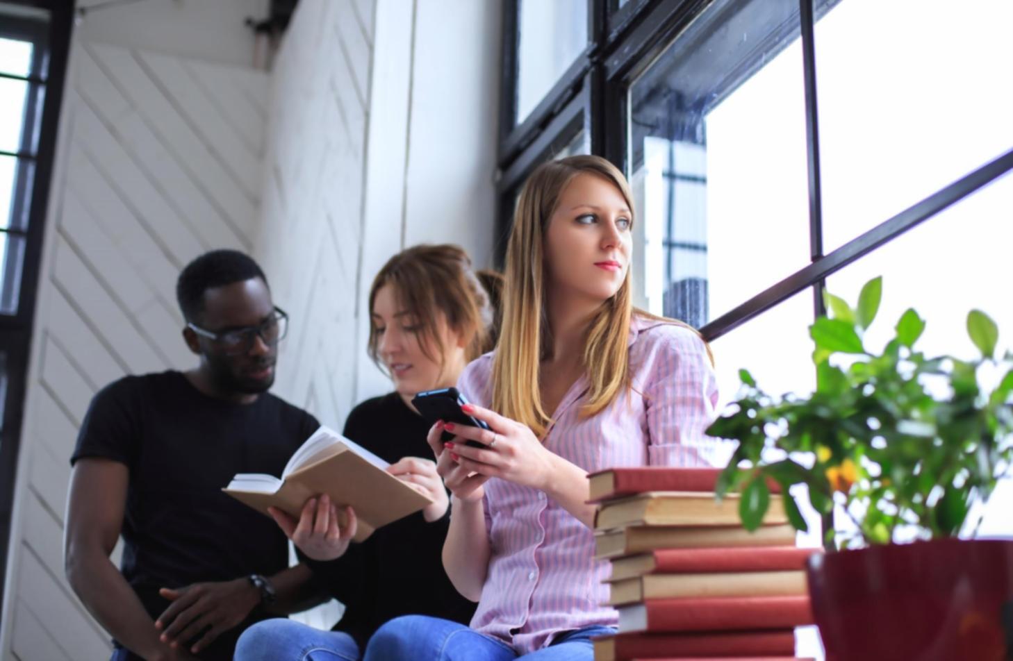 Budget-Analyse Arbeitsplatz mit Finanzberichten und Datenvisualisierungen