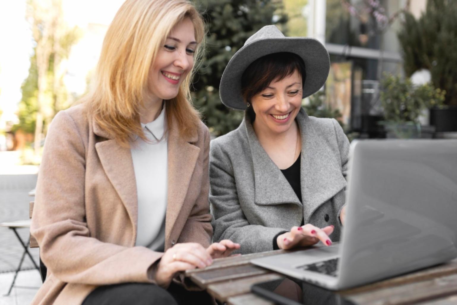 Teilnehmer während eines praktischen Workshops zur Budgetplanung